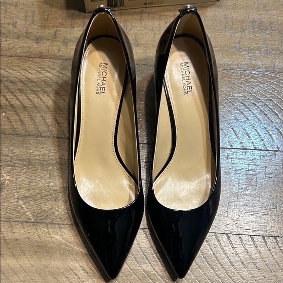 Michael Kors Black Patent Leather kitten heel pumps size 8 - Picture 4 of 11